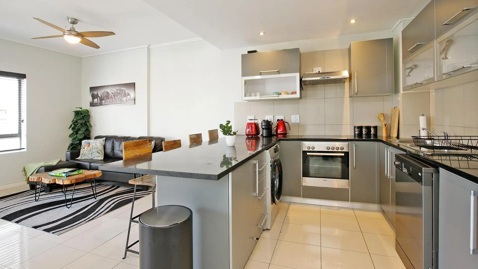 2Bdr - City Explorer Cape Town South Africa