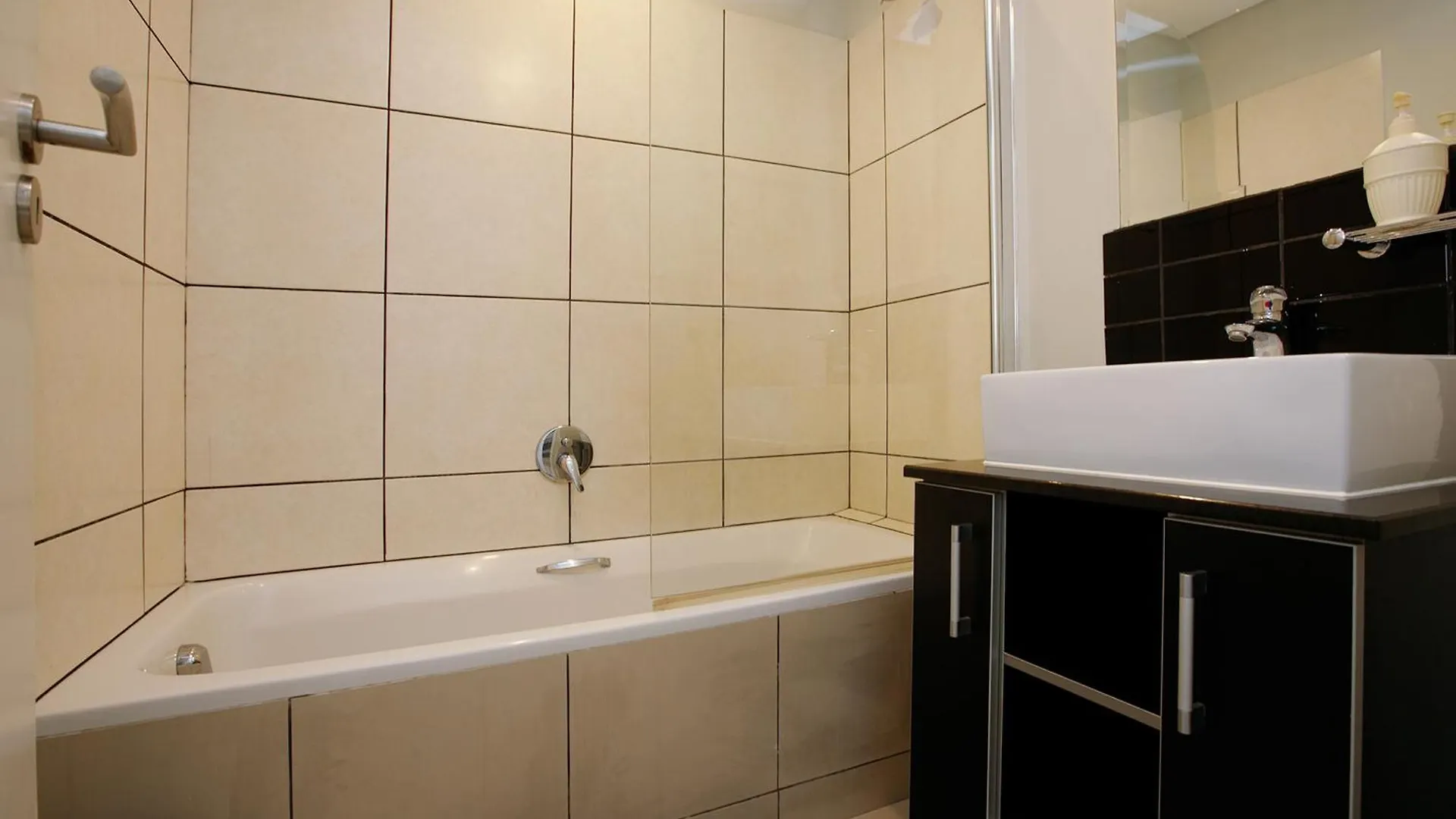 2Bdr - City Explorer Cape Town 0*,